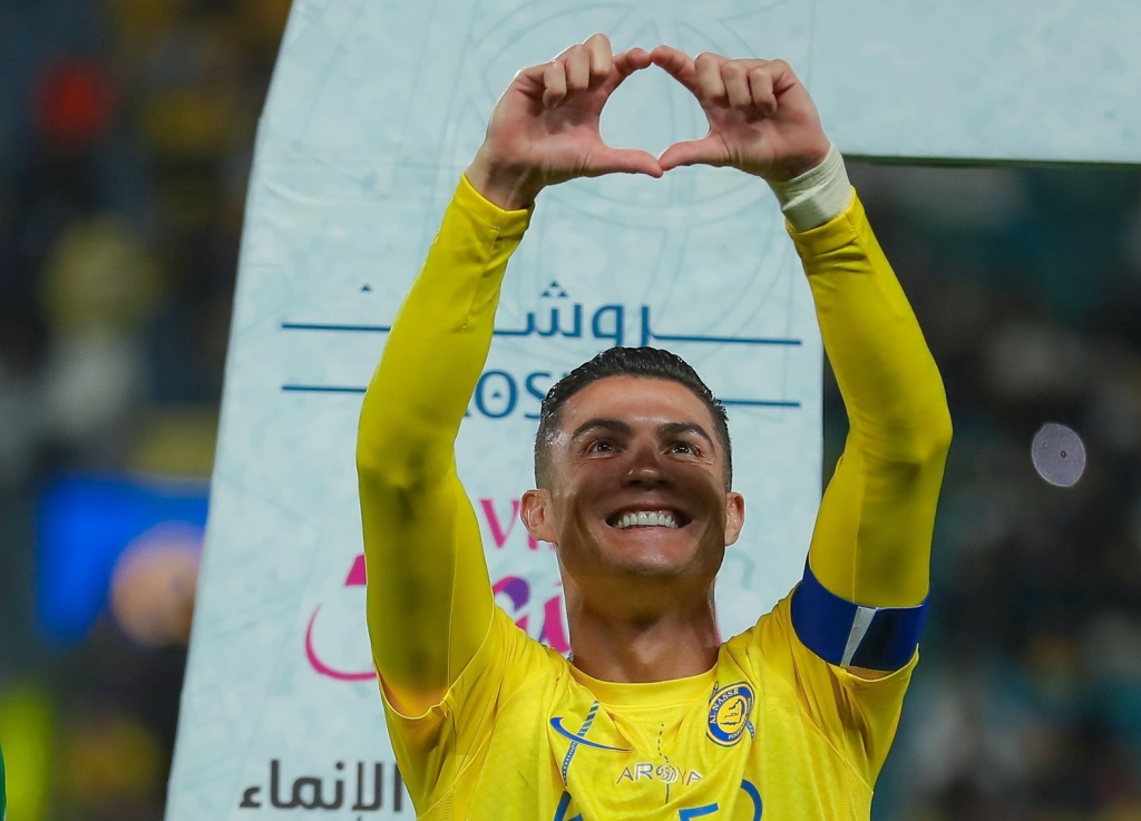 Najran City welcomes Al-Nassr with Cristiano Ronaldo’s picture on the bridge [VIDEO]
