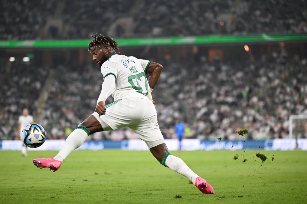 Allan Saint-Maximin forced to leave the pitch against Al-Shabab